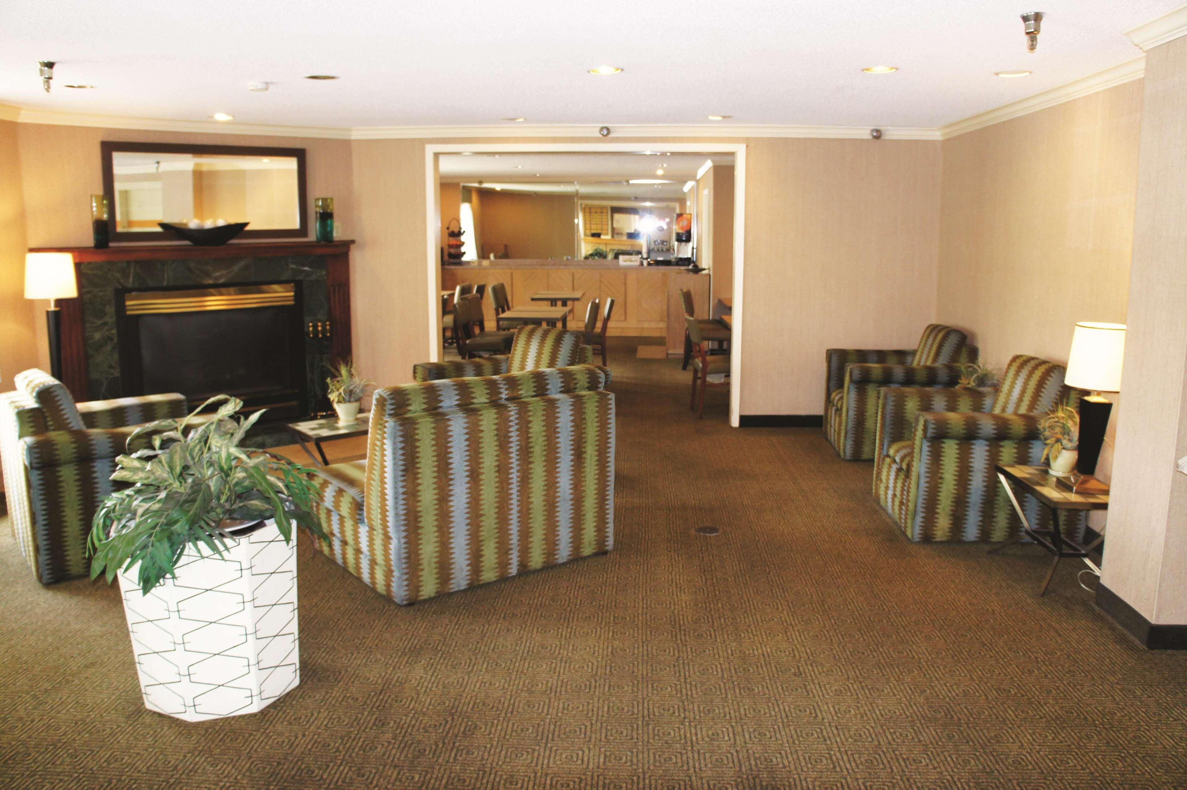 La Quinta By Wyndham Kansas City North Hotel